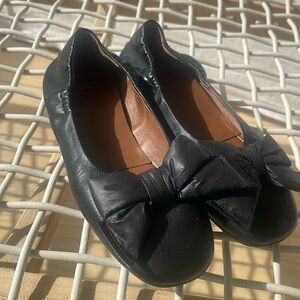 Brand new Aquatalia made in Italy , zine 8 . Black flats.